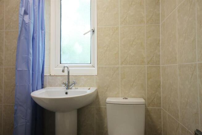 4 bed House to rent Image 6