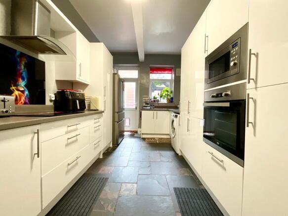 3 bed Flat for sale Image 7