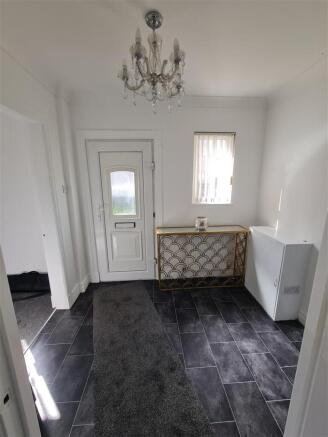 10 Carmyle Place Hallway.jpg
