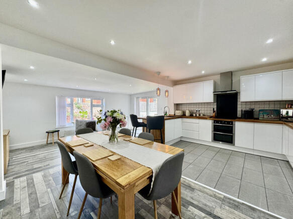 3 bed Bungalow for sale Image 4