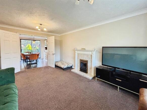 4 bed Detached for sale Image 7