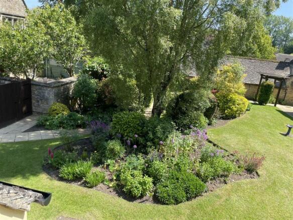 View over communal garden to rear.JPG