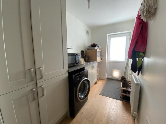 4 bed House to rent Image 5