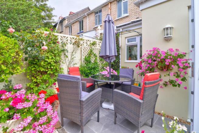 Garden dining area.jpg
