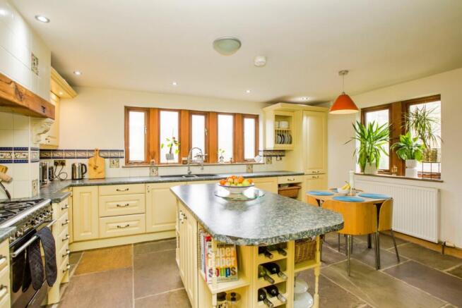 4 bed Detached for sale Image 5