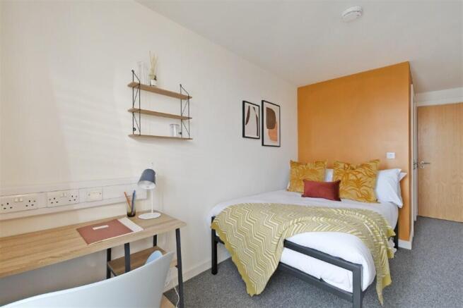 4 bed Apartment to rent Image 6