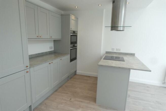 'L' Shaped Dining Kitchen