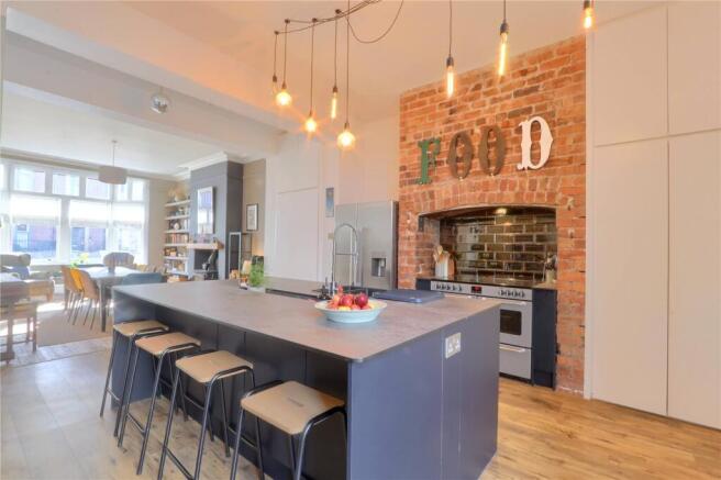 6 bed Semi-Detached for sale Image 4