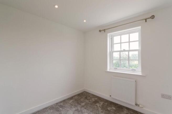 4 bed Semi-Detached to rent Image 10