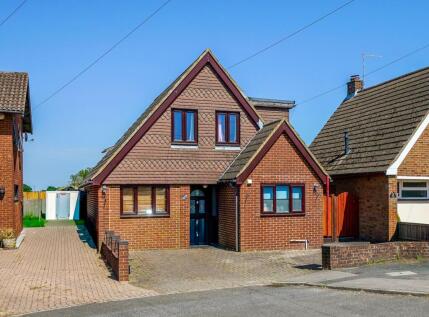 Five Oaks, Caddington, LU1