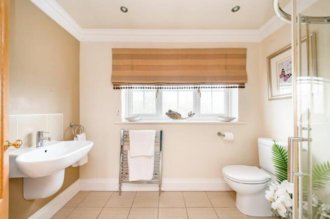 EN-SUITE SHOWER ROOM