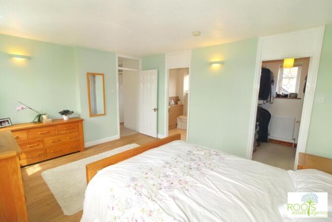 Master bedroom pic2