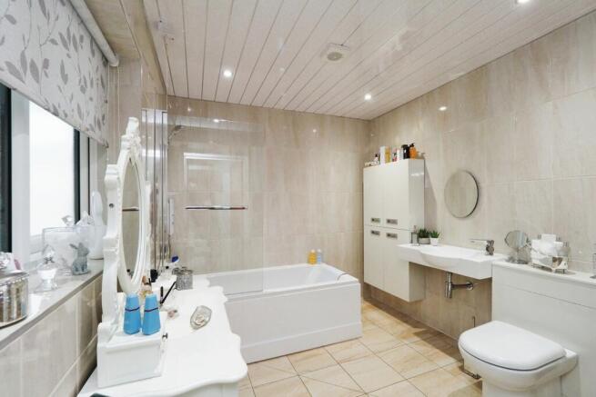 Main Bedrooms Private En suite