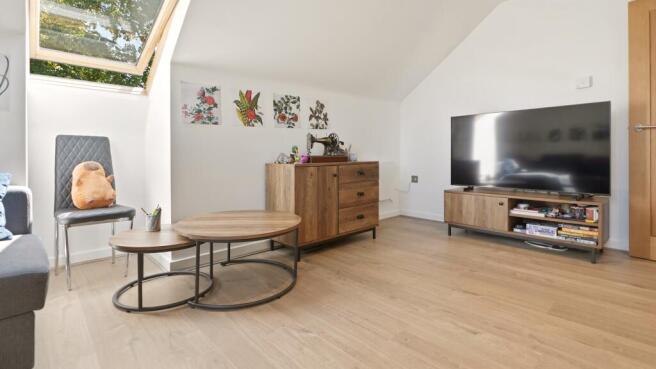 2 bed Penthouse to rent Image 9