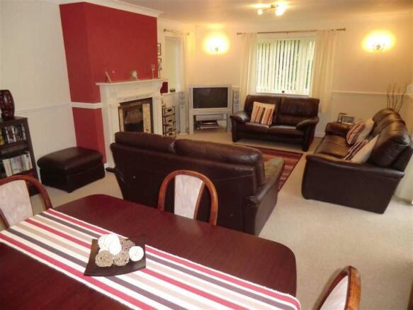 LOUNGE/DINING ROOM
