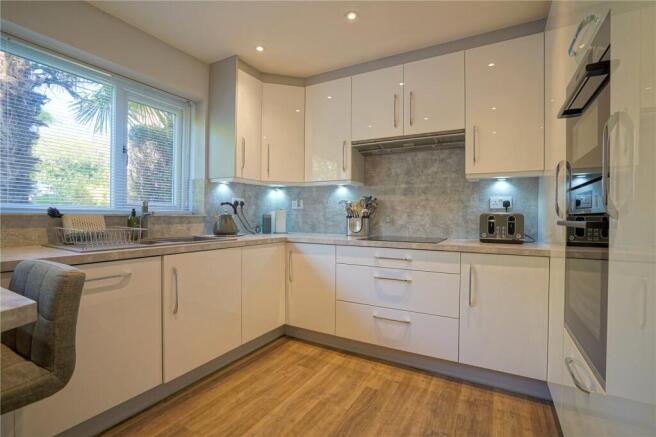 4 bed Bungalow for sale Image 3