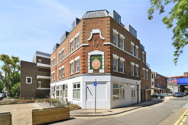 Fathom Court, E1