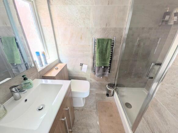 5 bed Detached to rent Image 7