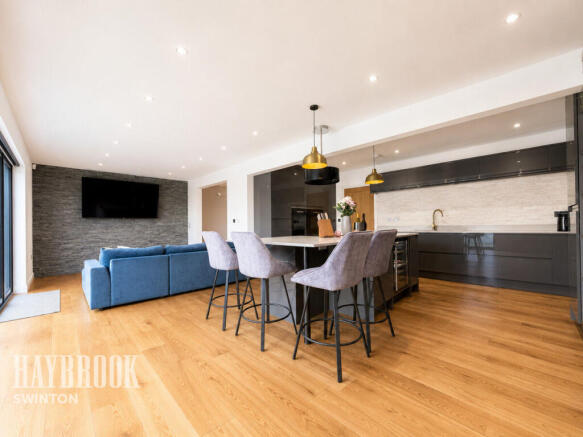 5 bed Detached for sale Image 12