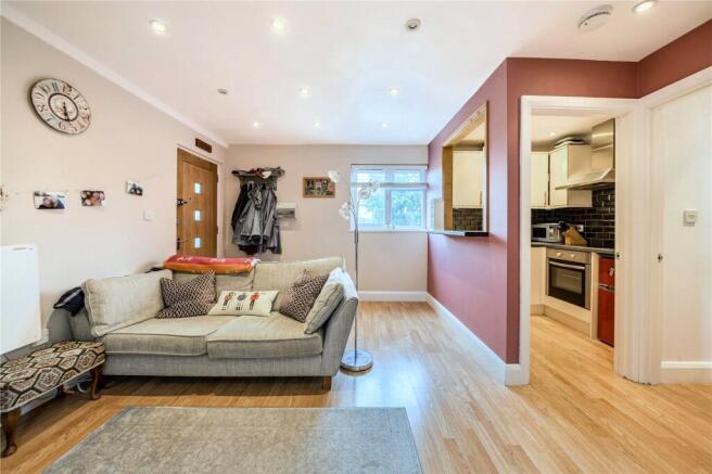 1-bed flat on Brewery Lane, Byfleet, West Byfleet, Surrey, KT14, £190,000
