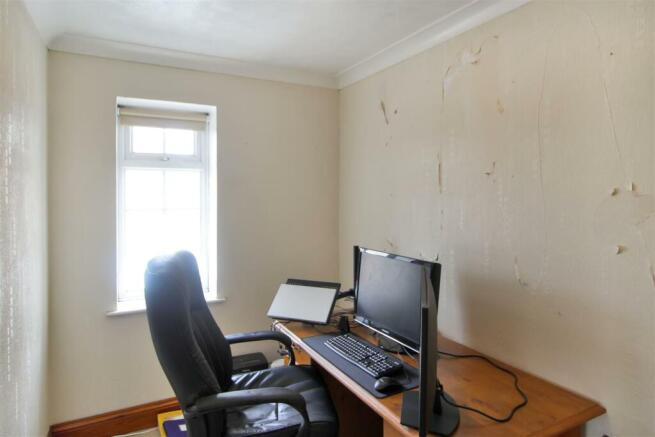 BEDROOM/ STUDY