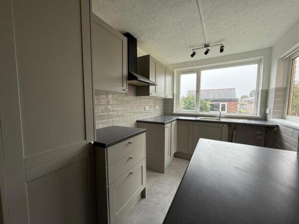 3 bed Terraced to rent Image 5