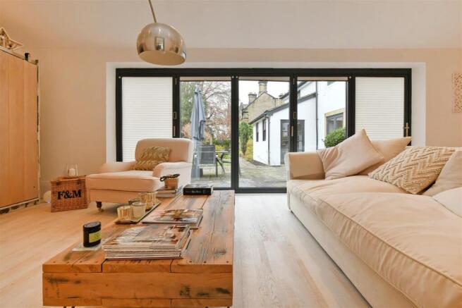 5 bed Detached for sale Image 6