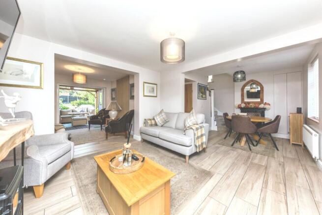 Lounge / Dining Room: