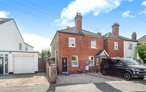 Chobham Road, Knaphill, Woking, Surrey, GU21