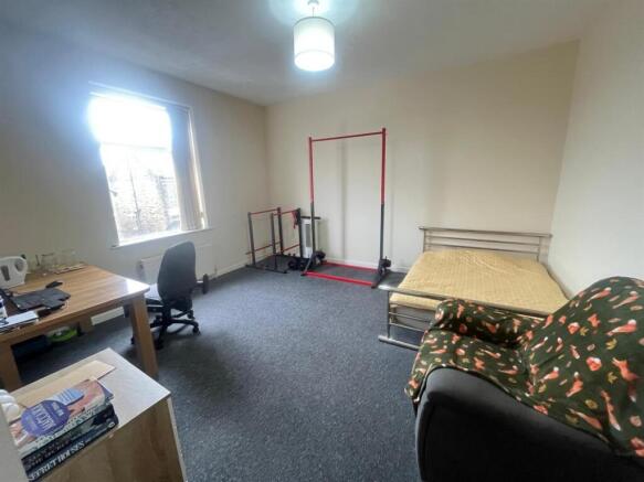 5 bed House for sale Image 11