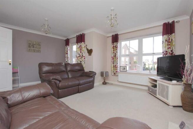LIVING ROOM / DINING