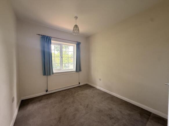 4 bed House to rent Image 12