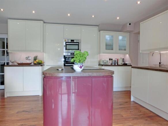 Lynbrook Close 25 kitchen 4.jpg