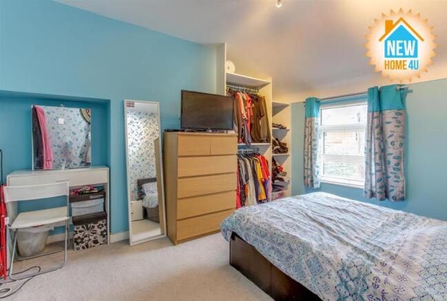 MAIN BEDROOM: