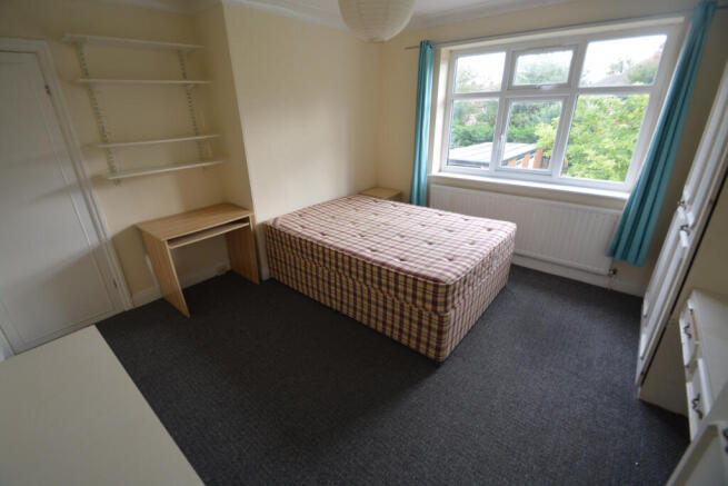 4 bed House to rent Image 8