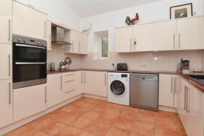 6 bed Semi-Detached for sale Image 7