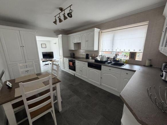 3 bed Semi-Detached Bungalow to rent Image 5