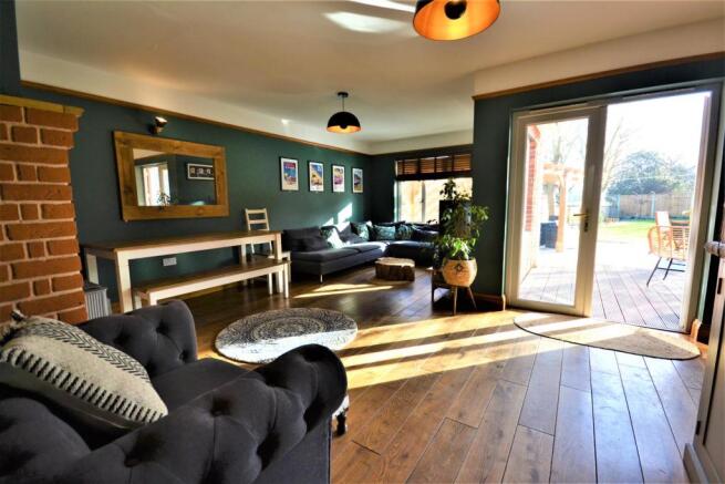 LIVING/DINING ROOM