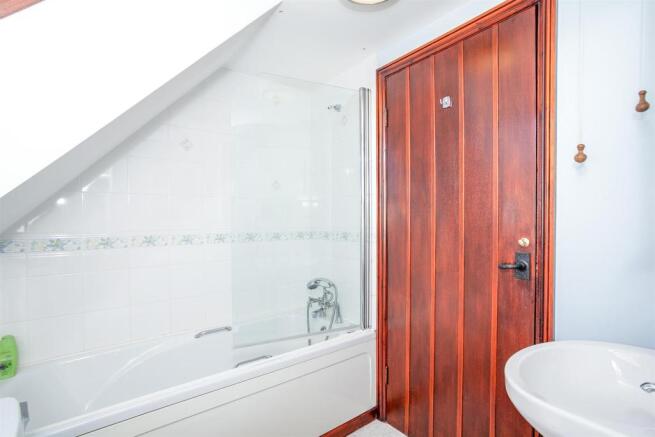 Bathroom 1.jpg