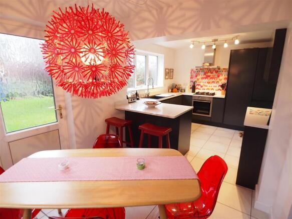 Spacious Family Dining Kitchen 465