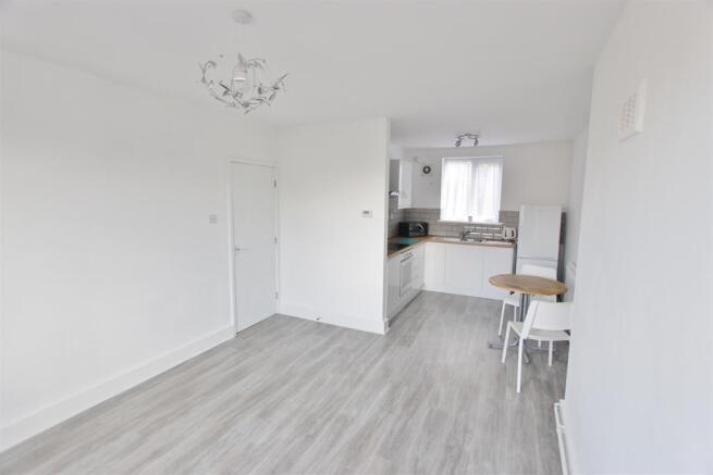 2 bed Flat to rent Image 6