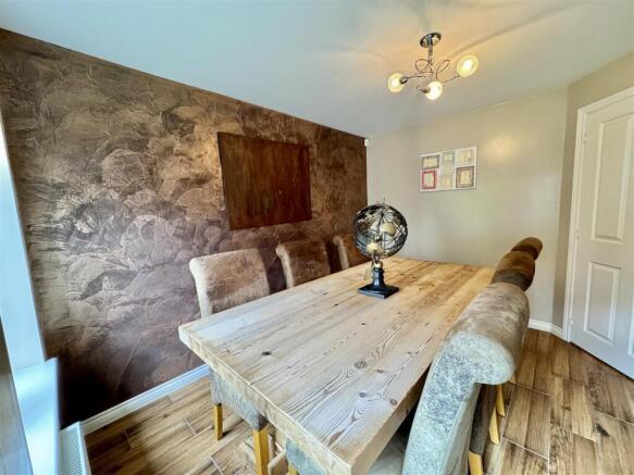 5 bed Detached for sale Image 11