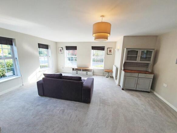 Lounge/Dining Roo...