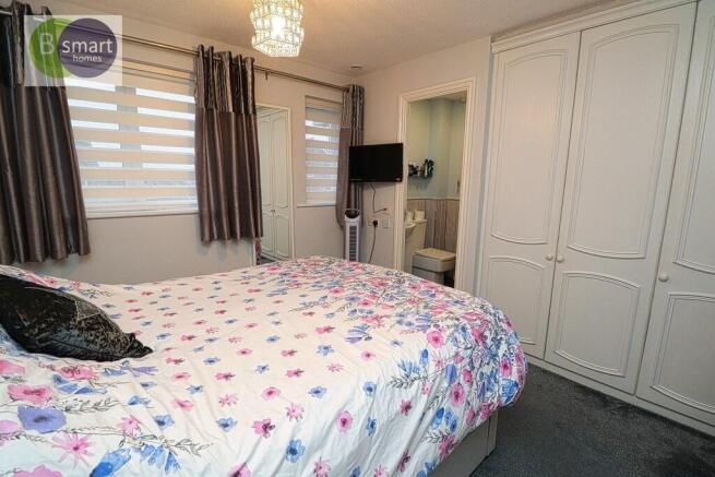 4 bed Detached for sale Image 8
