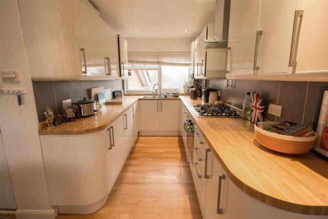 Milton Court 5 kitchen.jpg