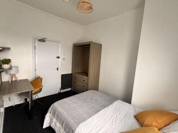 2 bed House Share to rent Image 8