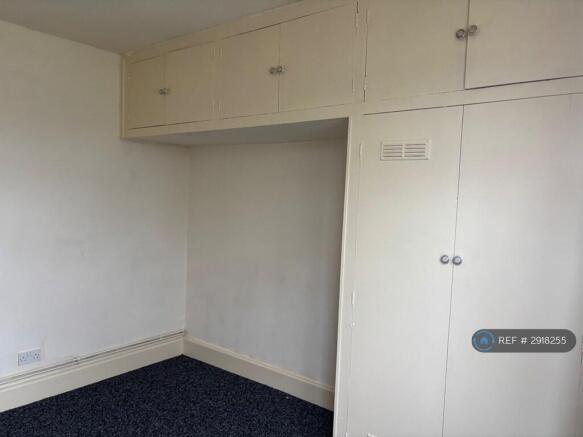 Studio to rent Image 9