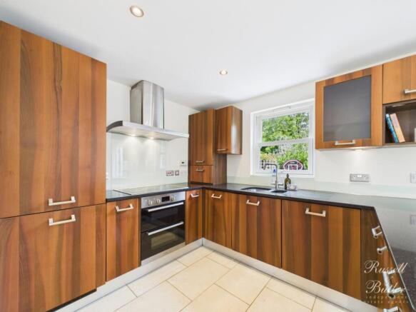 CAM01995G0-PR0372-STILL022