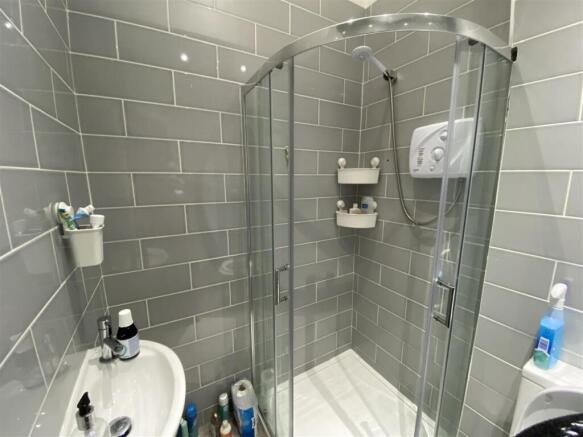 19da.gf shower room.JPG