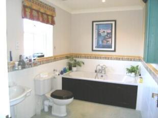 En suite to bedroom